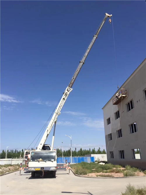 东莞市“轻装强干”—— 吊车的 “轻量化臂架” 技术